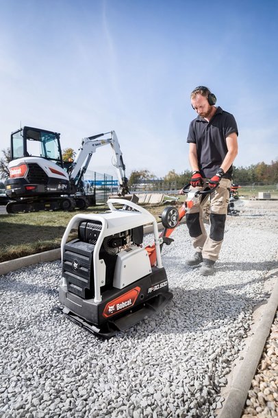 McNae Shows Bobcat Telehandler/Compactors at ScotPlant
